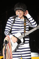 幻灯：卢广仲台北激情开唱 与歌迷共度摇滚圣诞