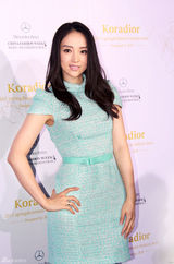 组图：董璇助阵中国国际时装周 蓝裙清新恬美