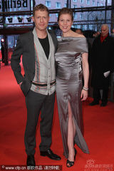 幻灯图集：电影《强盗》首映 男女主演拥吻爱意浓浓