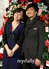 组图：金允珍朴海日宣传《心在跳》 亲密合影显默契