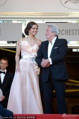 组图：2013法国小姐迈瑞恩挽阿兰-德龙亮相