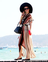 组图：希尔顿度假心情好 挥手和狗仔打招呼