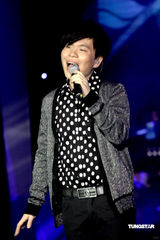 幻灯图：常石磊唱响新春前奏 王力宏主动请缨