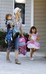 组图：伍兹前妻艾琳走出离婚阴影带子女过周末