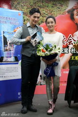 组图：严屹宽杜若溪新书签售为爱出发