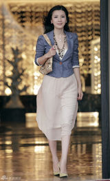 组图：徐立街拍LOOK灰色小外套搭长裙