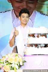 组图：林志颖与粉丝共庆39岁生日 秀礼物玩自拍