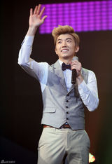 高清组图：韩组合2PM歌迷会互动 帅气秀劲歌热舞