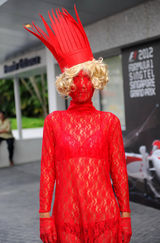 组图：Lady Gaga新加坡开唱 粉丝着鲜红蕾丝装