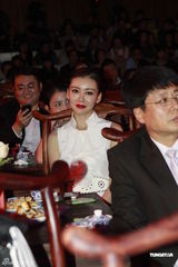 组图：潘霜霜酥胸半露玩纯情 巩新亮穿旗袍小秀性感