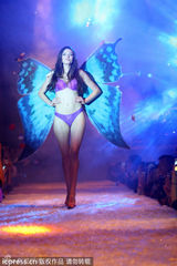 组图：维多利亚秘密国内秀 嫩模挤奶拼腿露股沟