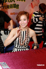 幻灯图：郑秀文大尺度秀美背 盼虎年得爱情滋润