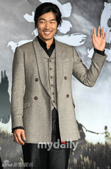 幻灯图集：张赫李多海等出席新剧发布会 黑衣肃穆