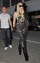 组图：Lady Gaga薄纱bra无惧露点金发墨镜闪亮登场