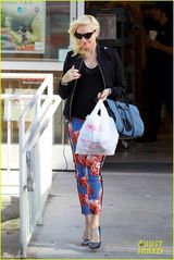 组图：43岁史蒂芬妮挺孕肚出街辣妈范十足