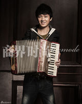 组图：潘粤明成熟写真微笑依旧