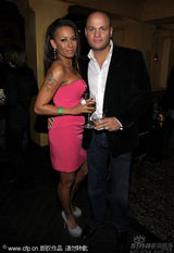 幻灯图：卡梅隆夫妇现身慈善晚宴 阿尔芭携老公现身