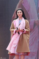 组图：范冰冰顶寒风华美亮相显女神范儿