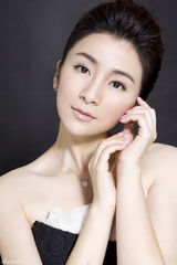 组图：刘庭羽曝唯美写真 清冷素雅似女神