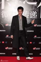 组图：2012新浪微博之夜红毯-王力宏介绍活动