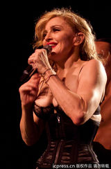 组图：麦当娜上演限制级 边跳边脱蹭猛男