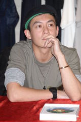 组图：陈冠希举办改版签书会 自曝与女友无结婚打算