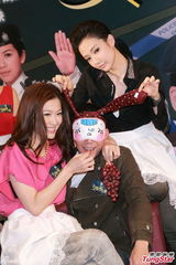 组图：周丽淇坐谢天华大腿喂葡萄 被笑腿毛