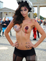 组图：艳星米开拉万圣节造型 豪乳流血嘴角开裂