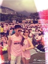 组图：赵雅芝帅气小儿子与女友亲密照曝光