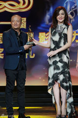 组图：关之琳皮草披肩亮相云南 风情力压群星