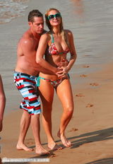 组图：希尔顿与男友鸳鸯浴 海滩戏水被搂蛮腰