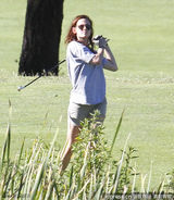 组图：斯图尔特大晒高尔夫球技 挥杆动作英气逼人