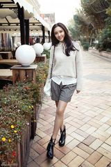 组图：“祺贵人”唐艺昕清新街拍