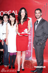 幻灯图：王馨平婚后首度亮相台湾 红裙代言韵味十足