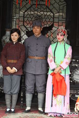 组图：贾青《战地狮吼》扮花旦 两头赶戏吃不消