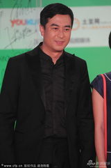 组图：张嘉译信心满满亮相白玉兰红毯