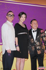 组图：曾志伟六十大寿陈小春携大肚应采儿亮相