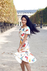 组图：颖儿法国街拍 笑容温暖勾勒秋日童话