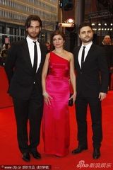 组图：竞赛片《圣殿》首映 女星斜肩粉裙优雅亮相