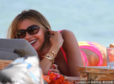 组图：索菲娅曝沙滩性感照 翘腿弄姿秀曲线