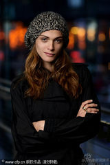 幻灯图：超模伊莉莎柏林拍写真 展现优雅知性一面