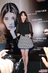 组图：韩星IU秀美腿 不相信美貌胜全智贤