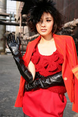 组图：郑罗茜新写真变街头潮女 游走于人间的精灵