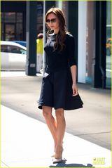 组图：贝嫂维多利亚俏丽短裙身材纤细
