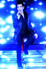 组图：费翔现身魅力不减 遭女性强吻