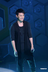 幻灯图：泳儿性感装扮抢收视 何润东想赴港苦练粤语