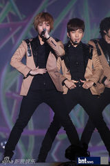 组图：韩团东方神起FTIsland等唱响K-POP演唱会