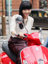 组图：白百何上海街拍引围观 骑复古摩托清新靓丽