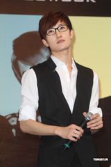 组图：SJ-M台北签唱会 兄弟情深互喂台湾小吃