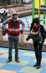 幻灯图集：阿什莉-辛普森一家三口在公园玩耍